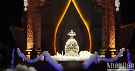 Hàng ngàn phật tử chờ chiêm bái xá lợi Đức Phật ở huyện Bình Chánh