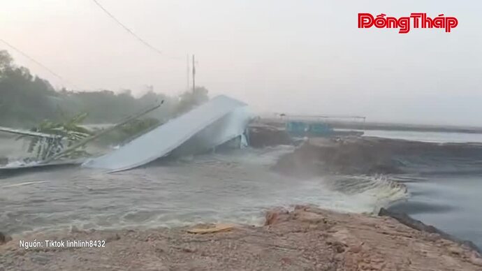 Khắc phục tạm thời đoạn sạt lở kênh Tân Thành