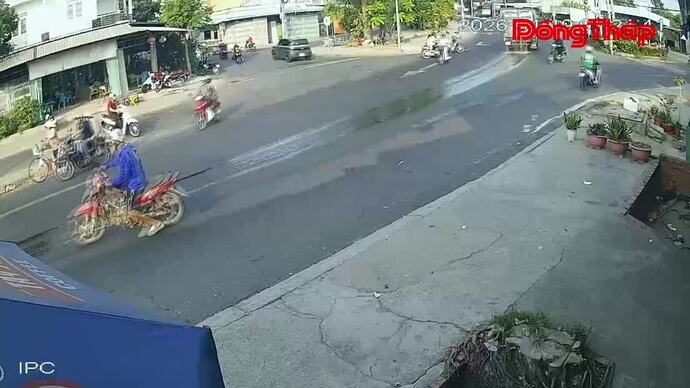 Xe máy trượt ngã sau khi xe tải làm đổ mỡ ra đường