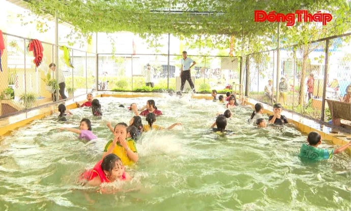 Những lớp học bơi miễn phí cho trẻ em ở xã Ba Sao