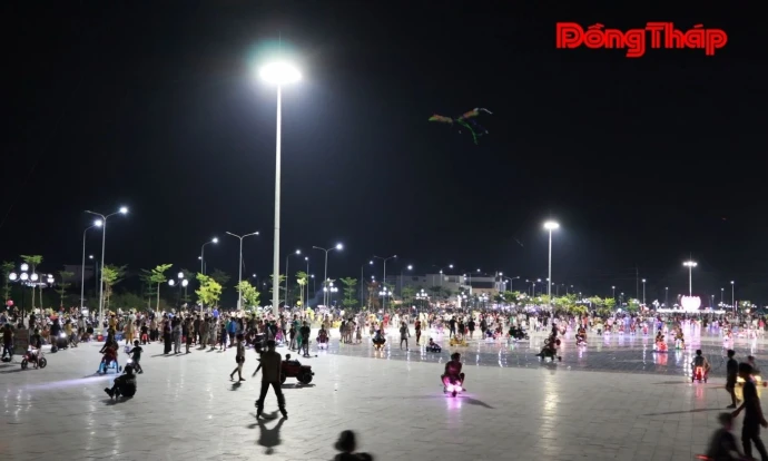 “Đánh thức” nhịp sống đêm ở Tháp Mười