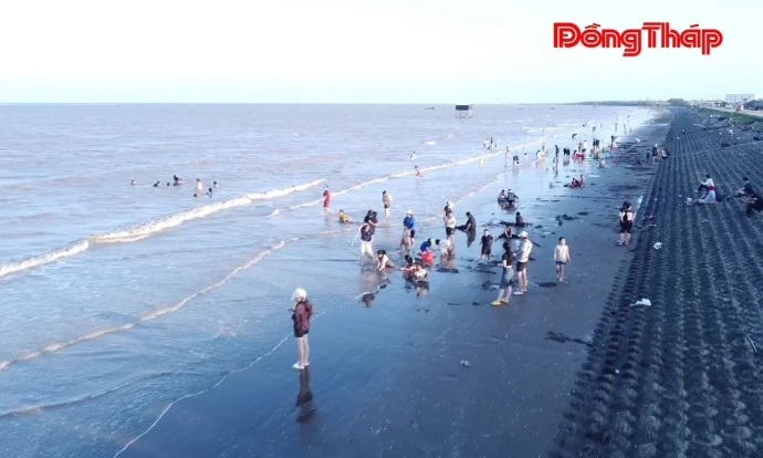 Về Tân Điền trải nghiệm tắm biển, cào nghêu và đi chợ quê