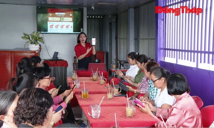 Phụ nữ phường Bình Xuân thích ứng chuyển đổi số