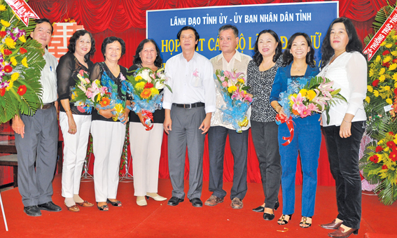 Ông Nguyễn Văn Danh, Phó Bí thư Thường trực Tỉnh ủy cùng đại diện các đơn vị chúc mừng các nữ cán bộ lãnh đạo.