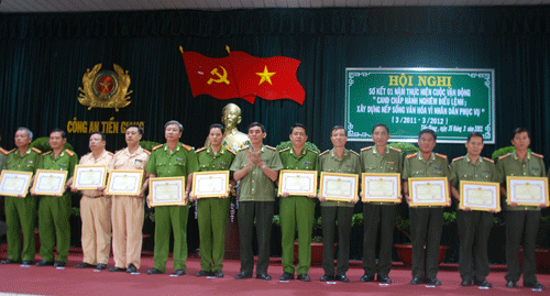Ban Giám đốc CA tỉnh tặng giấy khen cho 16 tập thể đạt thành tích trong cuộc vận động.