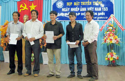 Trao Quyết định kết nạp hội viên mới.