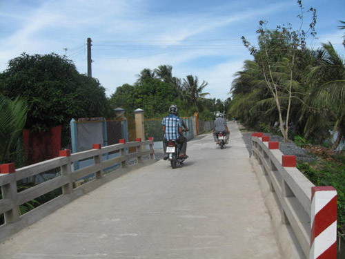 44 hộ dân ấp Thượng, thị trấn Vĩnh Bình hiến đất làm đường giao thông.