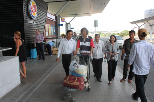 Đưa Daniel lên tận sân bay nhưng do trục trặc thay vé quá cảnh bằng vé bay thẳng sang Pháp nên phải đến hôm sau Daniel mới chính thức rời Việt Nam.