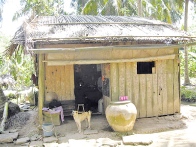 Căn nhà lá lụp xụp của vợ chồng anh Hớn - Chị Nhung