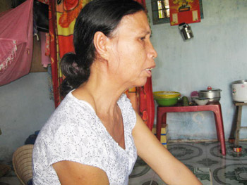 Chị Phượng - trong ngôi nhà trọ, kể lại câu chuyện bị chồng bạo hành.