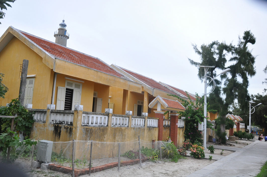 Nhà dân trên xã đảo Song Tử Tây