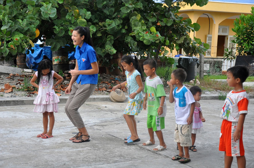 Hoa hậu Hương Giang nô đùa cùng các trẻ em trên xã đảo Song Tử Tây