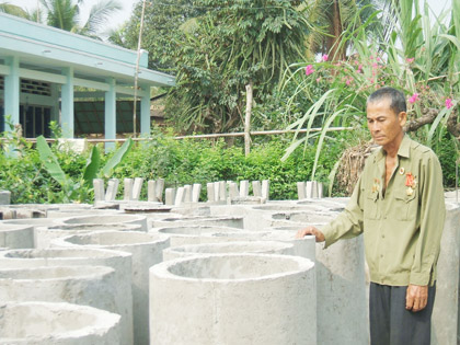 Ông Võ Văn Xinh tại cơ sở sản xuất của gia đình.