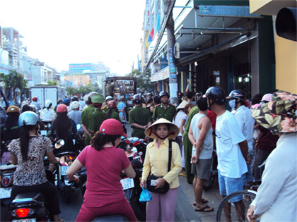 Hình ảnh “lùm xùm” tại cửa hàng Cầu Tre (P.2, TP. Mỹ Tho). Tại đây, dù đã vi phạm nhưng 1 đối tượng vẫn ngoan cố chống người thi hành công vụ. Ảnh: HỮU VINH
