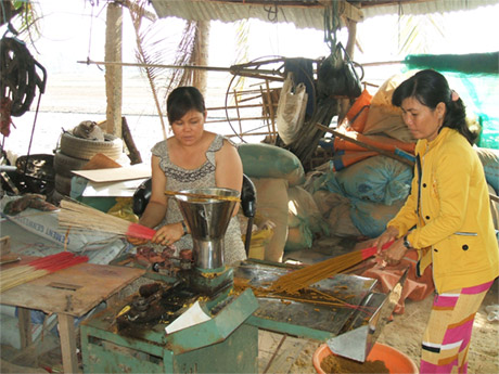 Mô hình xe nhang của phụ nữ xã Mỹ Thành Bắc.