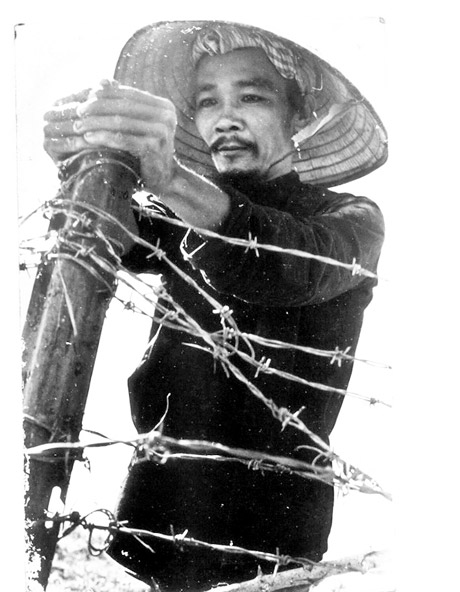 Nông dân tham gia phá đồn bót.