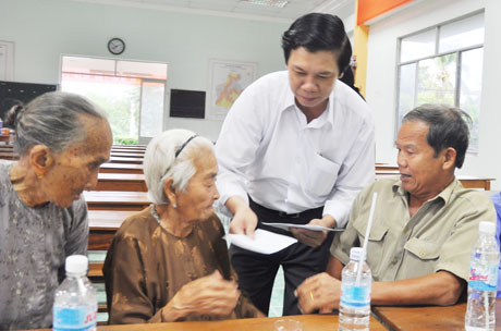 Bí thư Tỉnh ủy Trần Thế Ngọc và Phó Bí thư Thường trực Tỉnh ủy Nguyễn Văn Danh thăm hỏi và tặng quà gia đình chính sách.