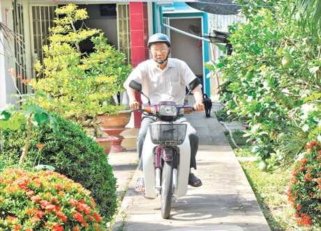 Chạy xe đến cơ quan.