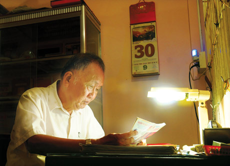 Sau đó,  vào phòng riêng đọc sách, báo hoặc nghiên cứu tài liệu.