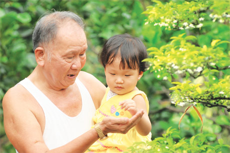 Sau đó,  vào phòng riêng đọc sách, báo hoặc nghiên cứu tài liệu.