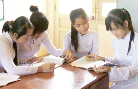 Học sinh lớp 12 tham gia học nhóm ôn thi tại trường THPT Mỹ Phước Tây.