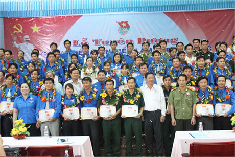 Các tập thể, cá nhân thanh nien tiên tiến làm theo lời Bác.