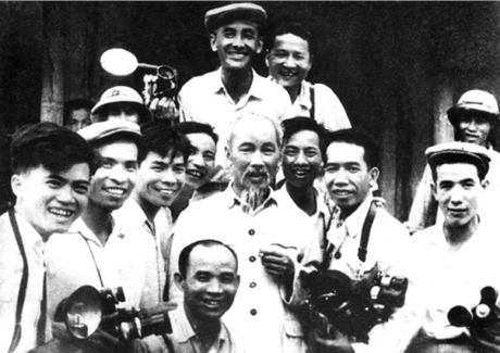 Bác Hồ với anh em nghệ sĩ nhiếp ảnh. Ảnh: vietbao.vn