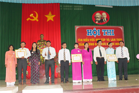 Trao giải cho các đội đoạt giải I,II,III của cụm 1.