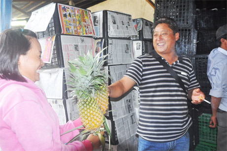Thương lái người Trung Quốc đang khoe khóm ngon mua được.