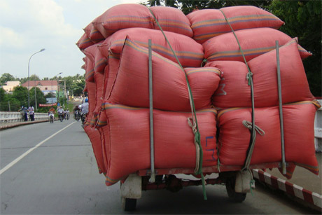 Xe lam 63N-0420 chở trên 40 bao tải xuống dốc cầu  Chợ Gạo.