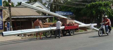 Chuyến xe vận chuyển tôn và gỗ từ TP. Mỹ Tho đi Chợ Gạo. Khi đến ấp Phong Thuận, xã Tân Mỹ Chánh thì dây cột bị sứt, cuộn tôn trượt xuống đường khiến người dân một phen hoảng vía.