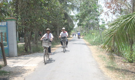 Đường giao thông nông thôn - một trong các tiêu chí xây dựng nông thôn mới.