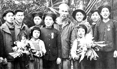 Bác Hồ và các Anh hùng, Chiến sĩ thi đua tại Ðại hội Anh hùng Chiến sĩ thi đua toàn quốc lần thứ nhất tổ chức tại Việt Bắc. Ảnh: nhandan.com.vn