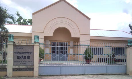 Trường mở 9 lớp từ mẫu giáo đến lớp 5, với 98 em