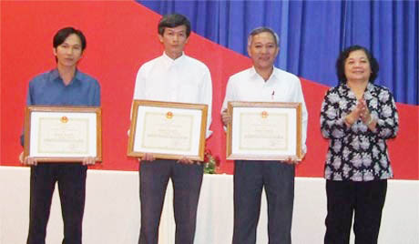 Bí thư Tỉnh ủy (khóa VIII) Trần Thị Kim Cúc trao giải I loại hình báo in và phát thanh - truyền hình cho các tác giả qua cuộc thi lần thứ nhất. Ảnh: THANH HẢO