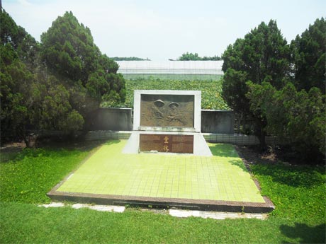 Bia tôn vinh nông dân.