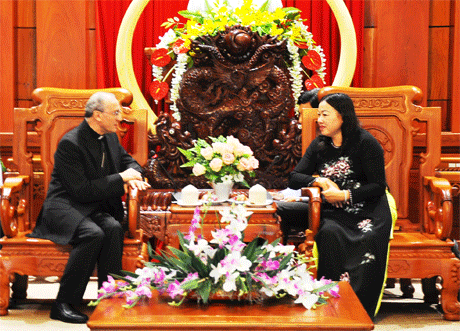 Bà Trần Kim Mai, Phó Chủ tịch UBND tỉnh tiếp Tổng Giám mục Leopoldo Girelli tại Trung tâm Hội nghị tỉnh.