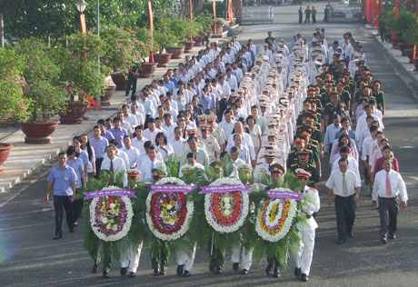 Lãnh đạo tỉnh cùng cán ban ngành, đoàn thể đặt tràng hoa, viếng Nghĩa trang liệt sĩ tỉnh.