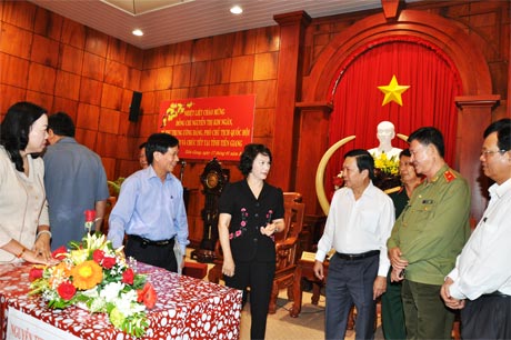 Đồng chí Nguyễn Thị Kim Ngân, Bí thư Trung ương Đảng, Phó Chủ tịch Quốc hội trao đổi với Bí thư Tỉnh ủy Trần Thế Ngọc và các đồng chí lãnh đạo tỉnh. Ảnh: QUÍ MINH