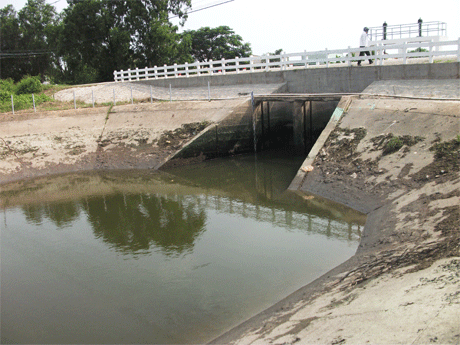 Cống ngăn mặn của rạch Cần Lộc.