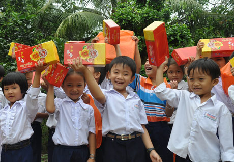 Niềm vui  khi nhận được quà trung thu