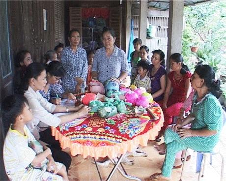 Trong một dịp Chi hội Phụ nữ ấp Mỹ Thạnh khui heo đất.