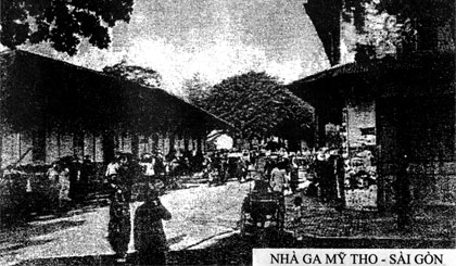 Nhà ga Mỹ Tho - Sài Gòn và Phố thương mại mé sông. Ảnh rút ra từ sách ảnh 