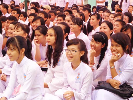 Học sinh Trường THPT Nguyễn Đình Chiểu hào hứng chia sẻ cùng TS. Huỳnh Văn Sơn  về tình yêu tuổi học trò. Ảnh: MINH CHÂU