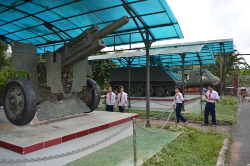 Học sinh tham quan hiện vật trong khu di tích.