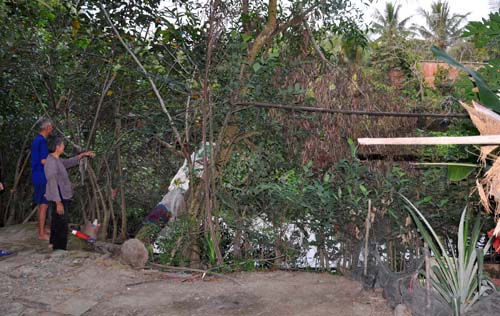 Bà Mười Trạng chỉ hố bom trong trận đánh còn sót lại.