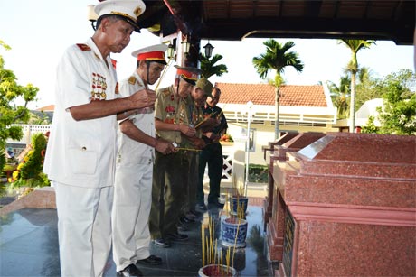 Các tướng lĩnh thắp hương tưởng niệm 3 Chiến sĩ gang thép. Ảnh: Trọng Tấn