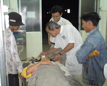 Khám bệnh cho bệnh nhân ở BV ĐKTT Tiền Giang. Ảnh: N.Hữu