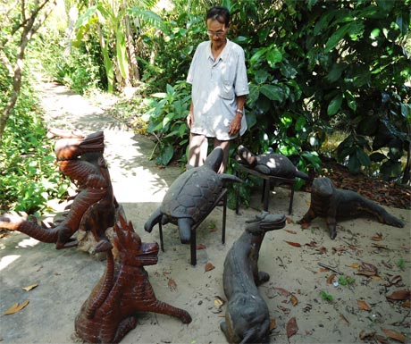 Chú Tư Diệp bên một số tác phẩm của mình.