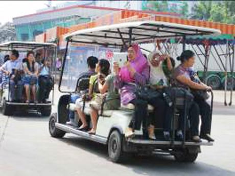 Nhà khoa học của các nước đi thăm Chợ đầu mối Rau Quả Quảng Châu.